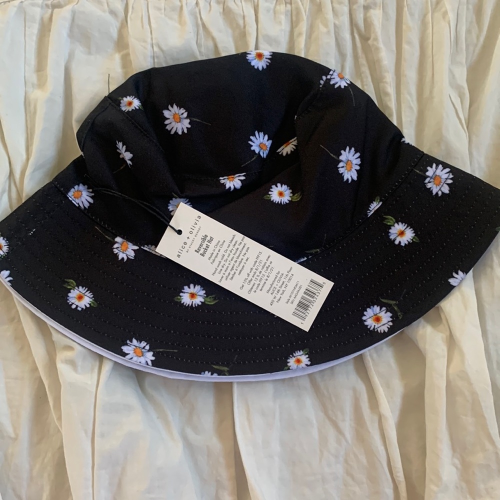 NWT Alice + Olivia Bucket Hat
